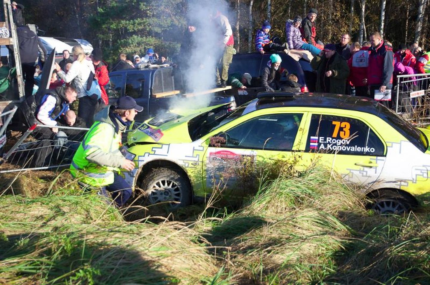 Saaremaa ralli laupäevasel esimesel kiiruskatsel juhtus õnnetus, kui Venemaa rallisõitja Jevgeni Rogov ei suutnud autot valitseda ja kihutas publiku sekka. Viga sai kuus inimest.