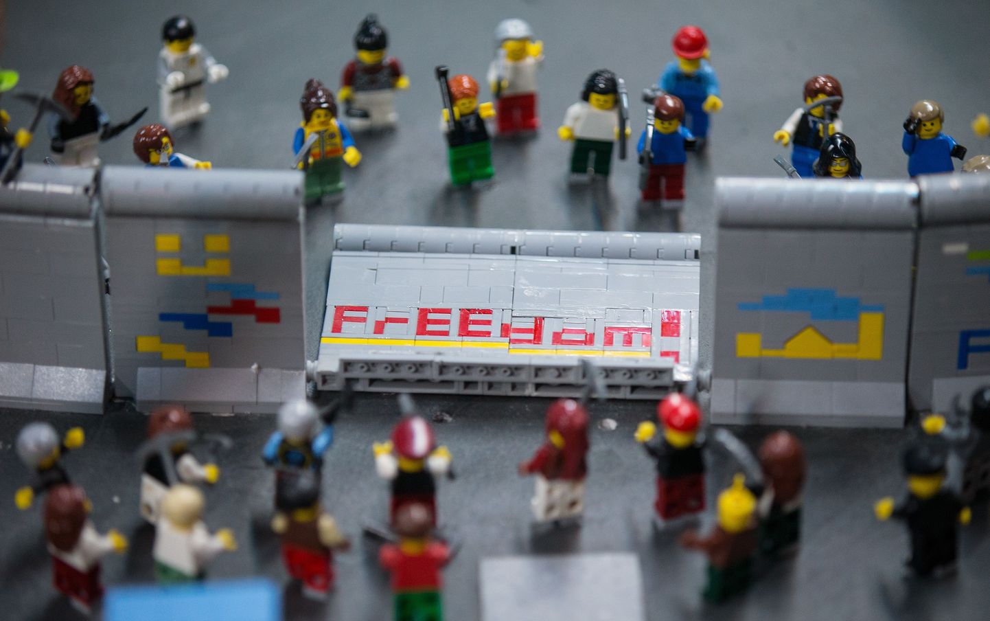 Berliini Legolandi avastuskeskuse näituse püsieksponaatide seas näeb ka Berliini müüri langetamist.