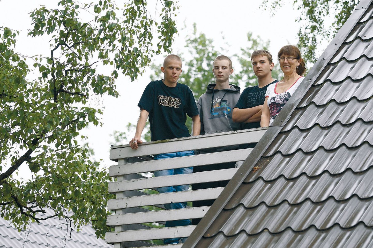 Ühena esimestest Eestis eralastekodu loonud Kadri Kivistik seisis oma kasvandike Arno (vasakult), Andre ja nende sõbra Mairoga Kivistiku-kodu rõdul. Juba paari nädala pärast seesama maja enam lastekoduna ei tegutse.