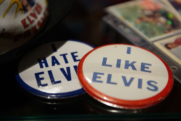 Näitusel on ka märgid, mille kandja saab näidata oma viha või armastust Elvise vastu.