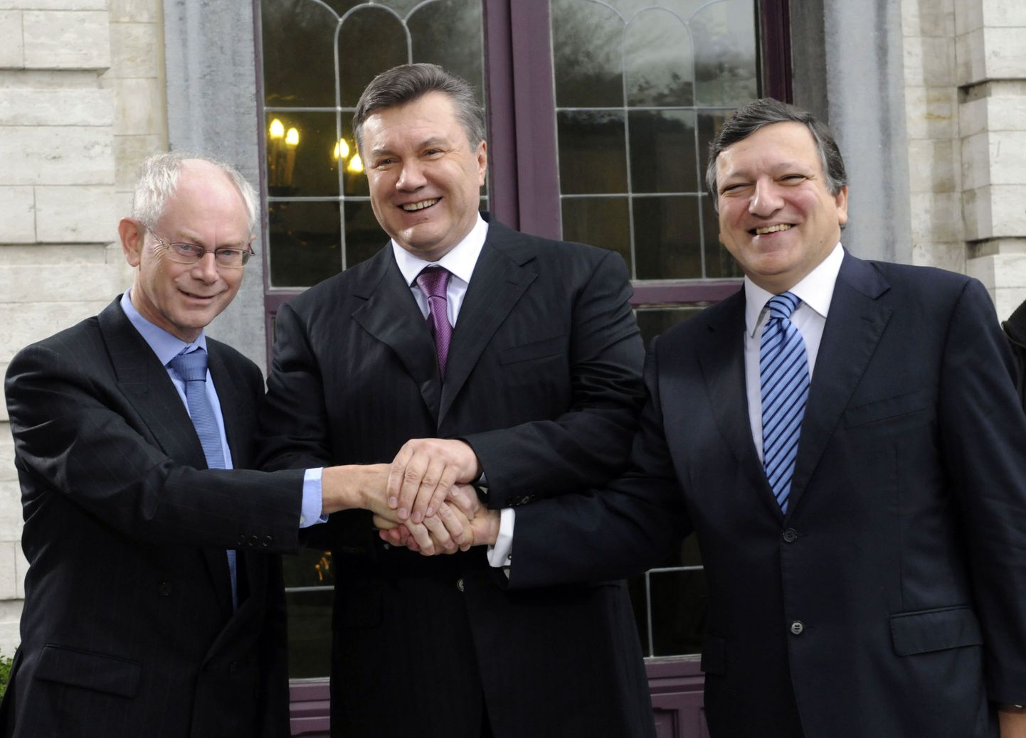 Vasakult paremale: Euroopa Ülemkogu alaline president Herman Van Rompuy, Ukraina president Viktor Janukovitš ja Euroopa Komisjoni president José Manuel Barroso.