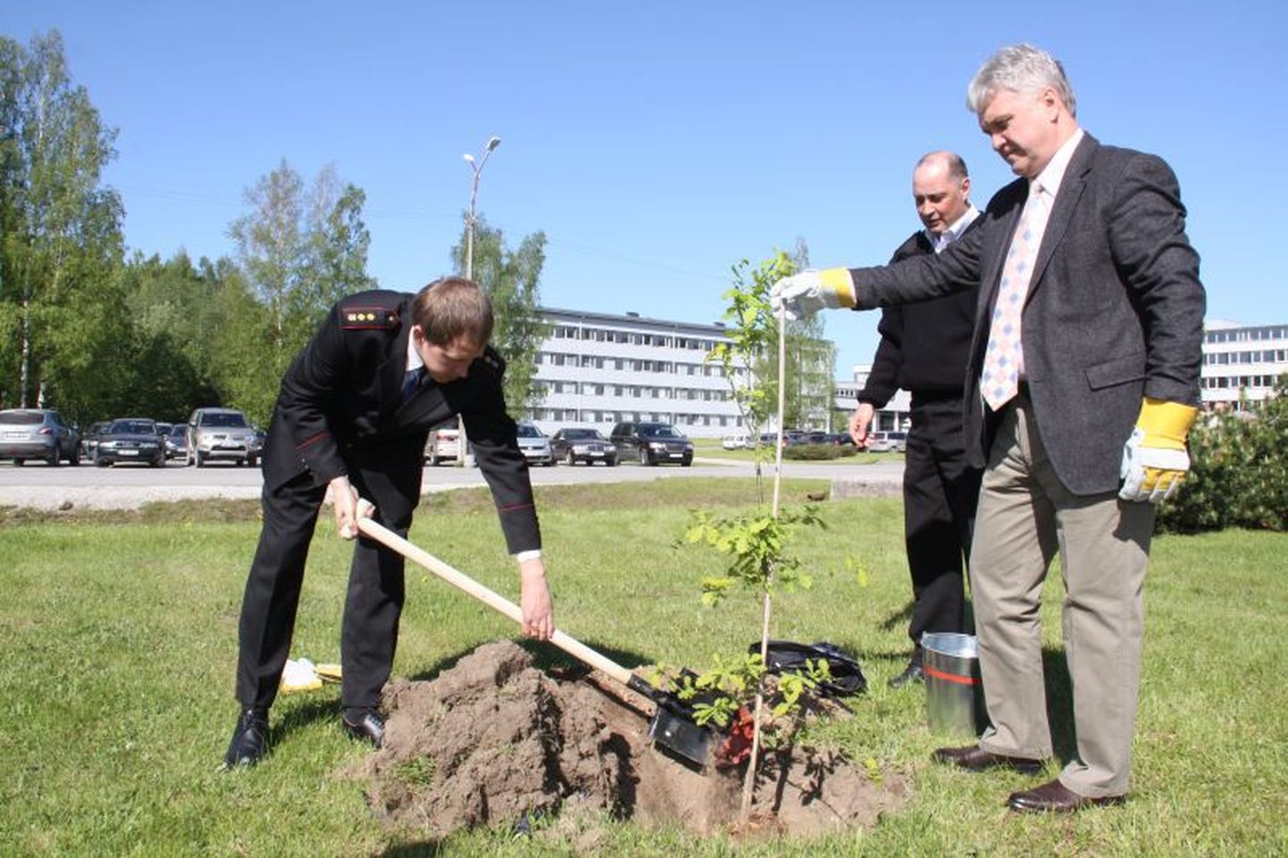 Эрик Вяли посадил молодое деревце в день 65-летия горноспасательного отряда Eesti Enhgia kaevandused.