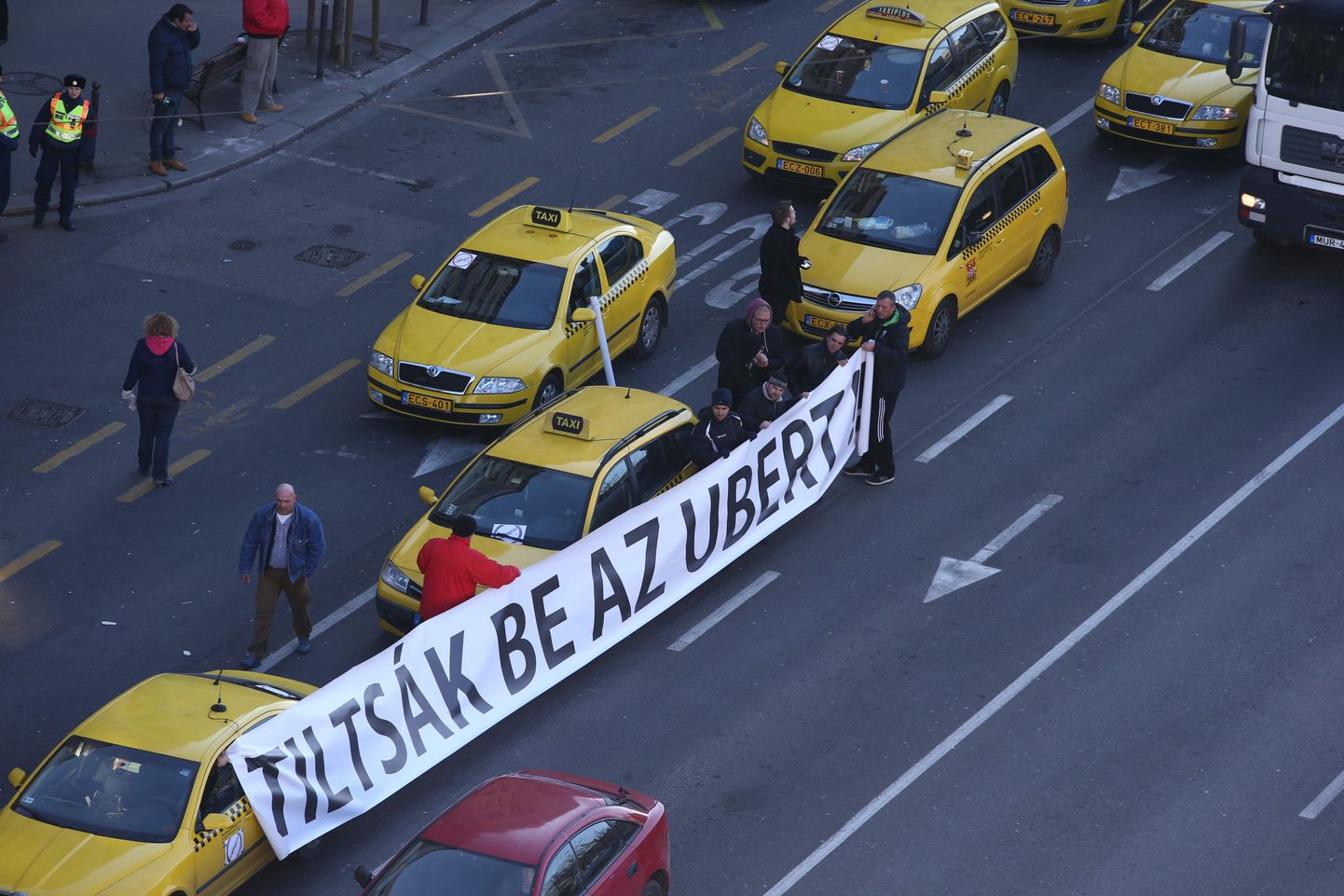Taksojuhtide meeleavaldus täna Budapestis.