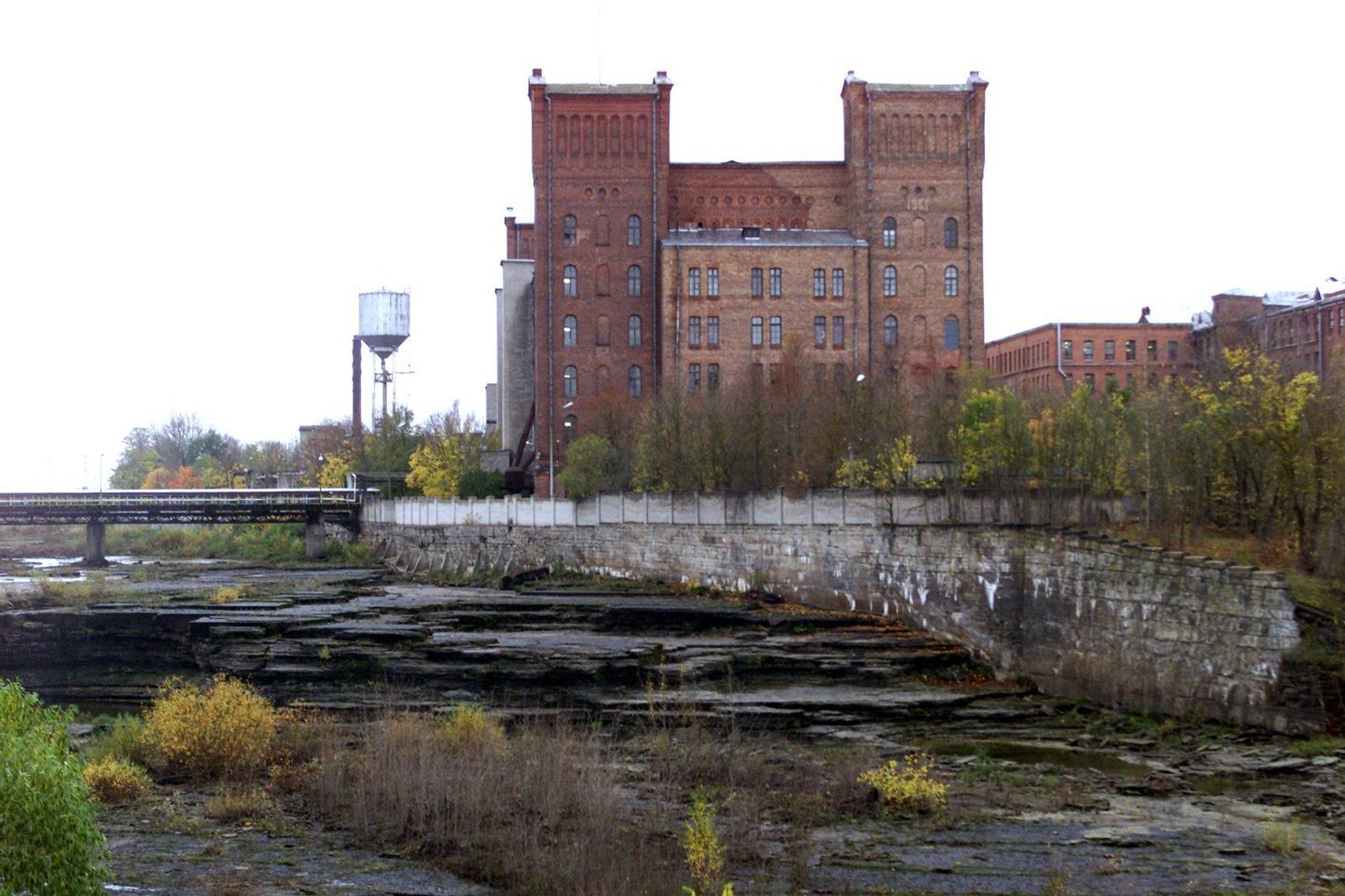 Kuiv Narva jõe säng, eemal paistab piirilinna kunagine suurim tööandja - Kreenholmi vabrik.