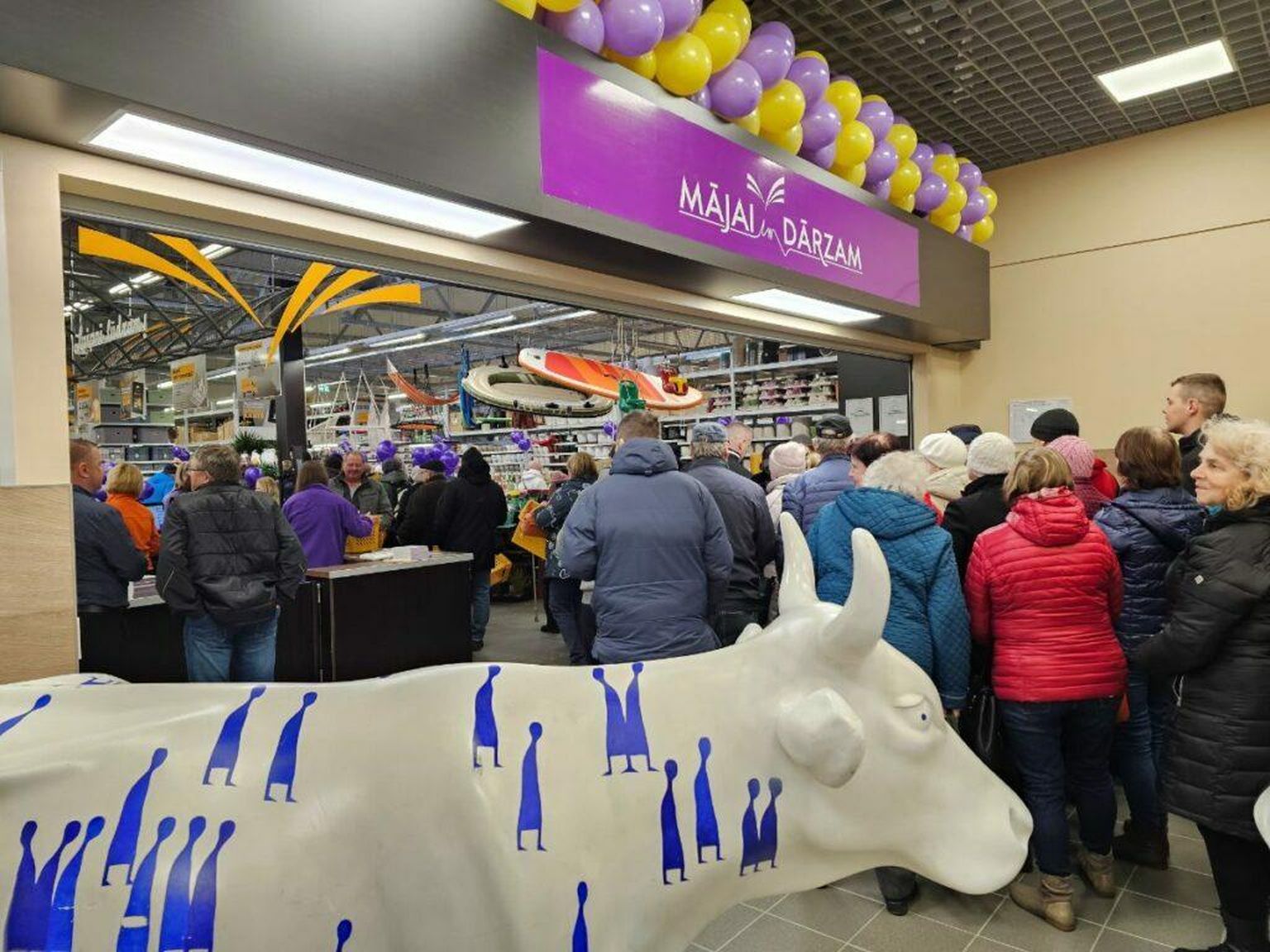 Valka uue ehituspoe Mājai und Dārzam avamine tõi kohale suure rahvamassi.