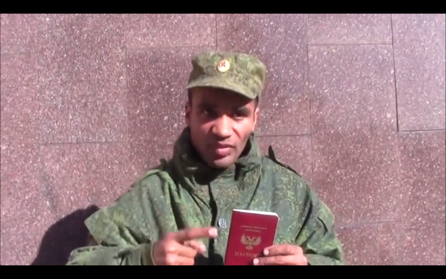 Айо Бенес с новым паспортом.