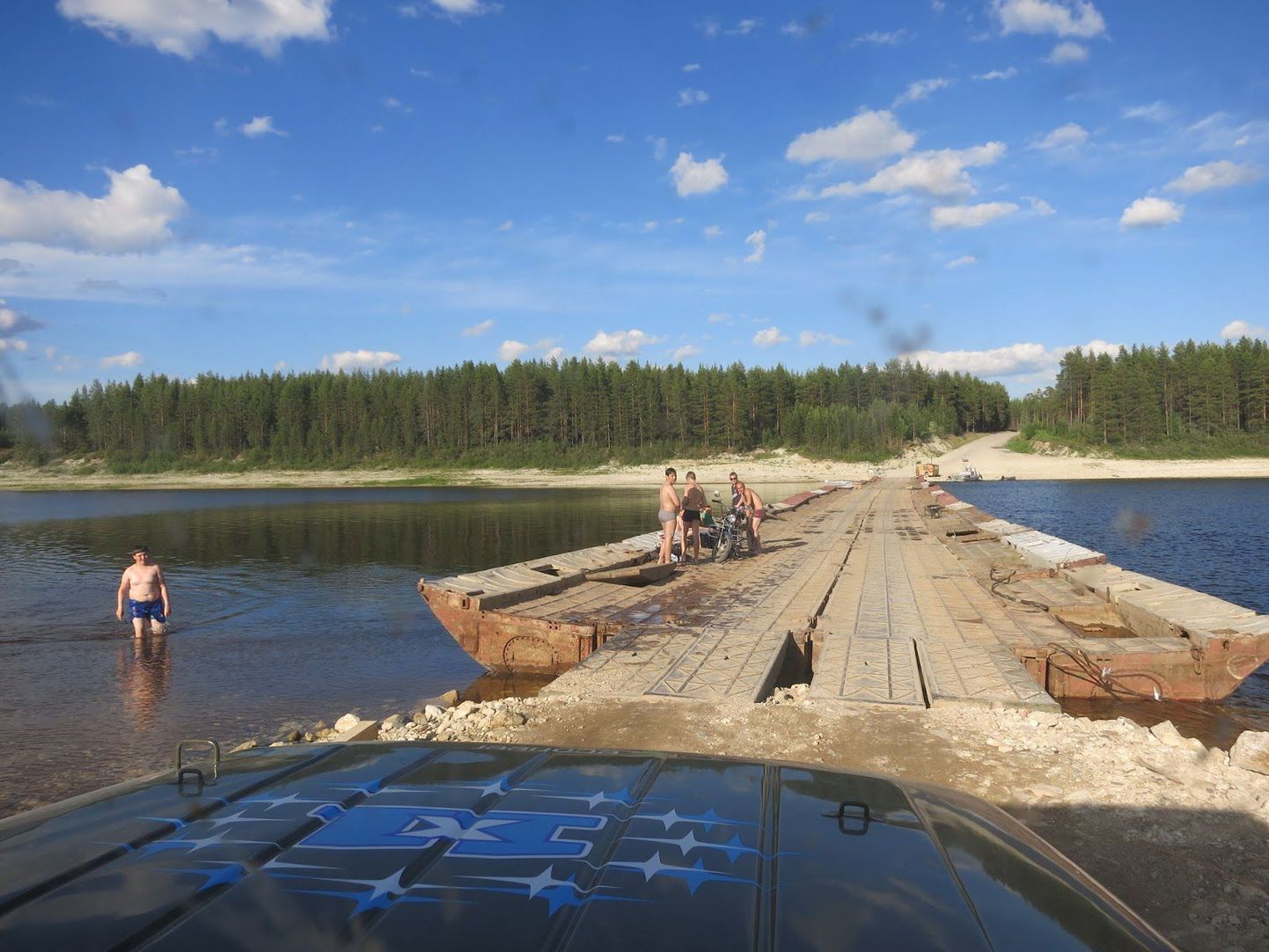 Понтонный мост в Архангельской области. Если пересечение одного моста было бесплатным, то за переезд по другому пришлось местным дать денег на два пива.