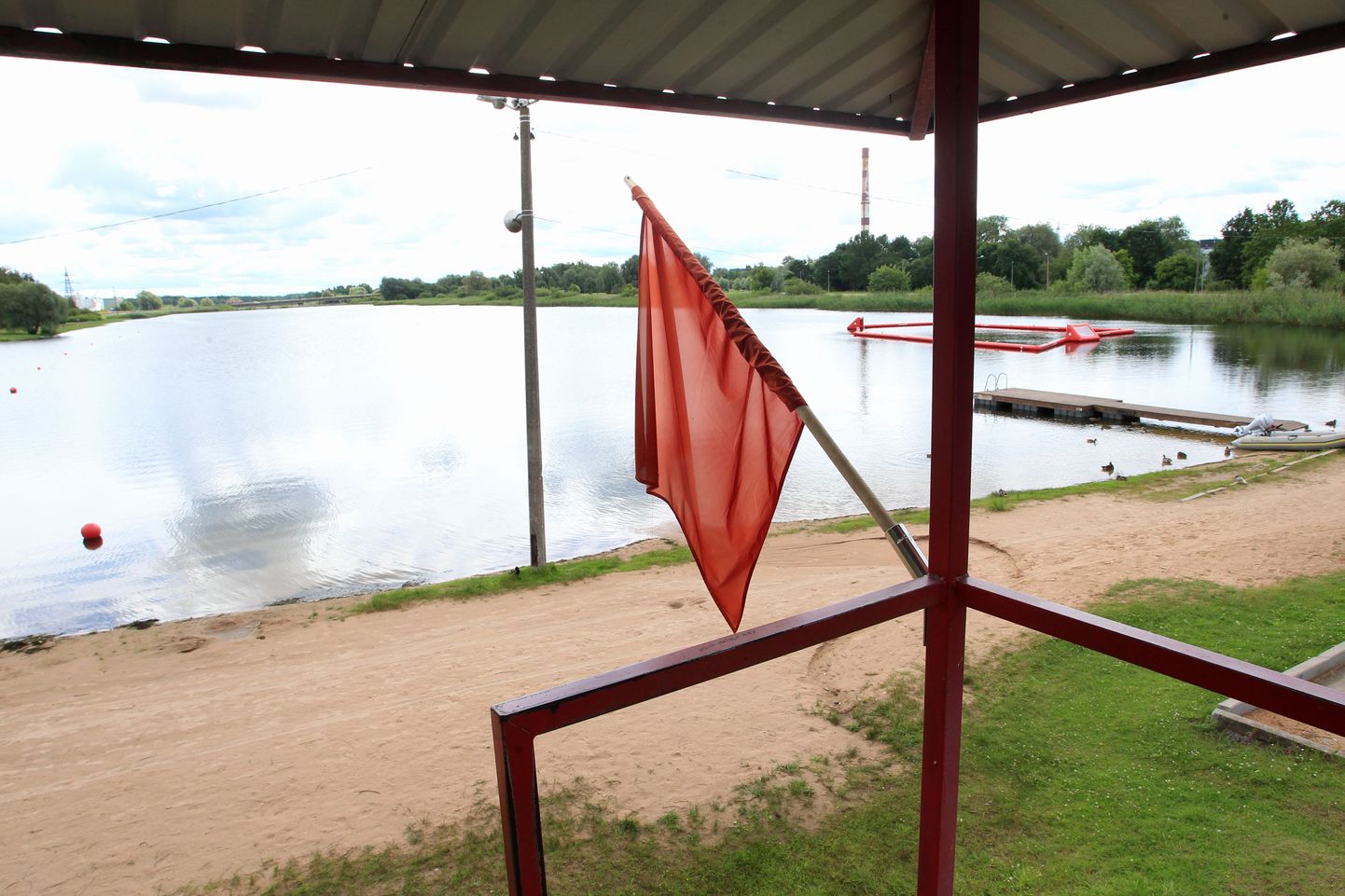 Anne kanali ääres lehvib taas punane lipp, mis tähendab, et ujujad võivad vette minna vaid omal vastutusel.