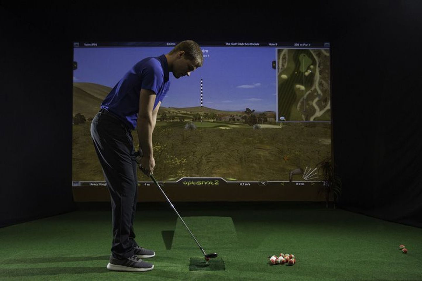 Golfisimulaatori andurid mõõdavad golfikepi liikumist ja kiirust ning ekraanil on näha, kuhu ja kuidas pall lendab. Nagu päris.