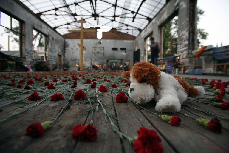Lilled Beslani koolis, kus 2004. aastal toimus terrorirünnak. Foto: Scanpix