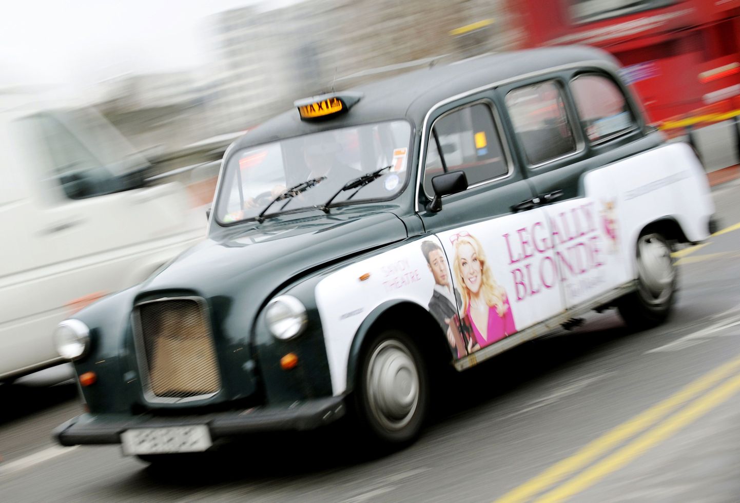 Takso Londonis üle Waterloo silla sõitmas.