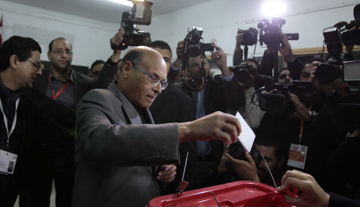 Praegune Tuneesia riigipea Moncef Marzouki täna oma häält andmas.