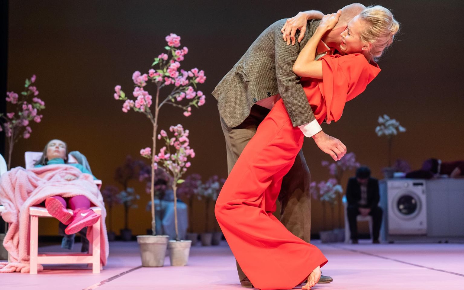 Ugala teater mängib täna uuslavastust "Kirsiaed".