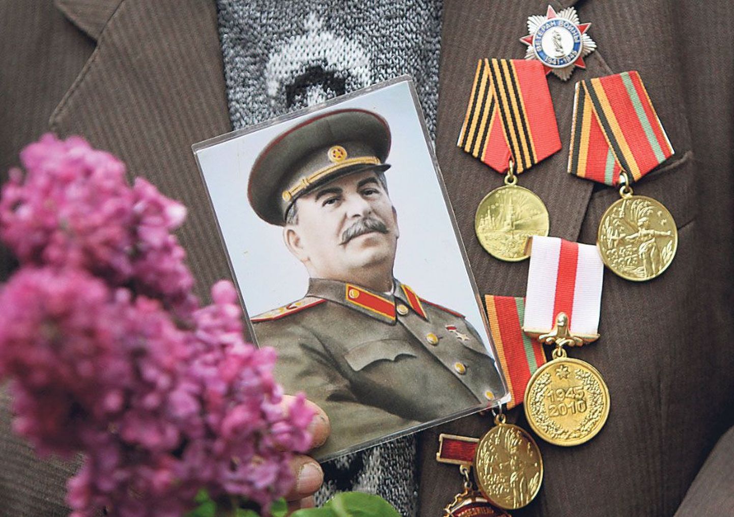 9. mail tähistasid veteranid Georgias Thbilisiski harjumuspäraselt võidupüha ja ei puudunud sealt Jossif Stalini pildidki.