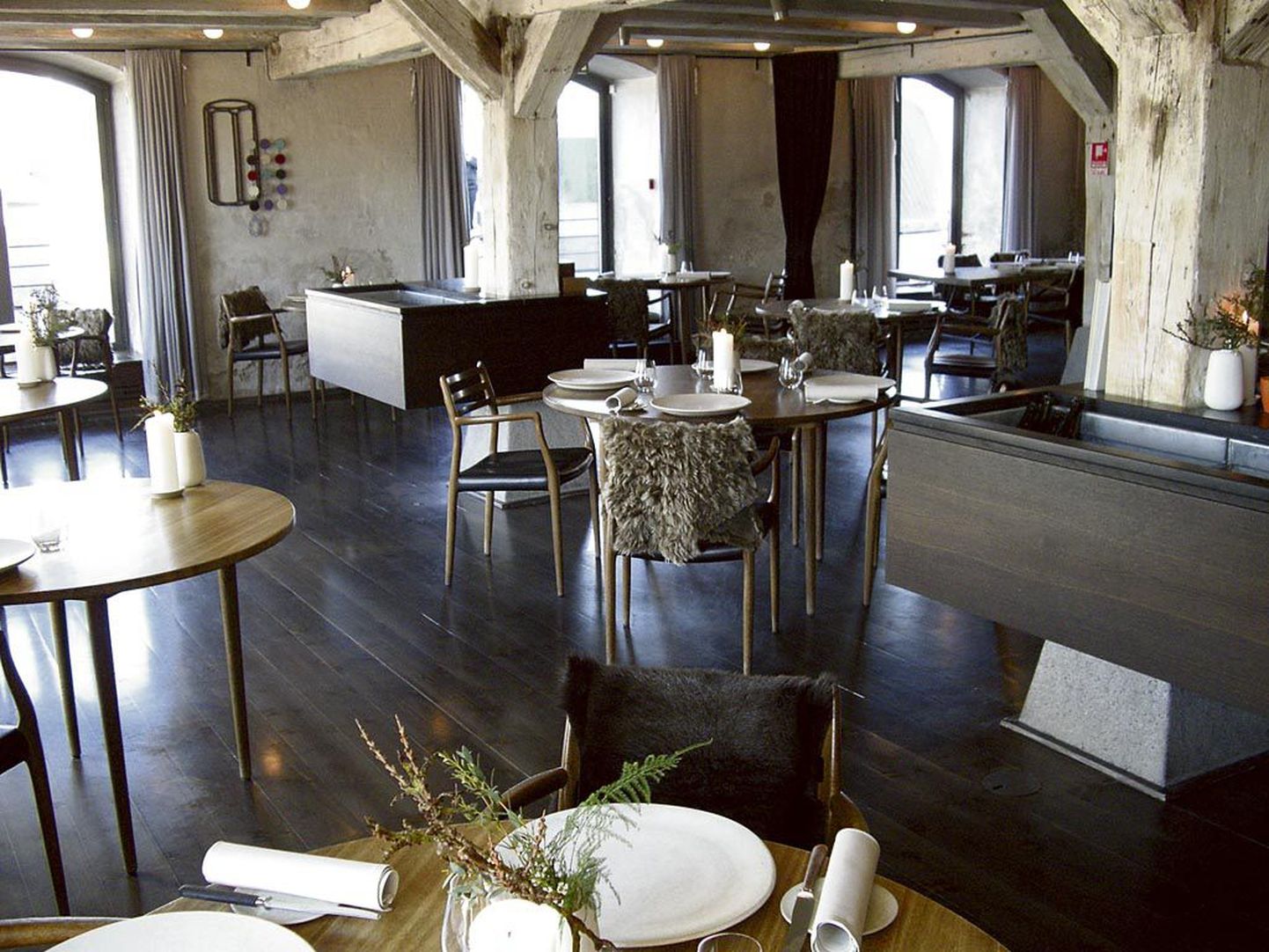 Kahel viimasel aastal maailma parimaks restoraniks valitud Noma asub 18. sajandist pärit renoveeritud soolalaos. Restorani interjöör on jäetud nii tagasihoidlikuks kui võimalik.