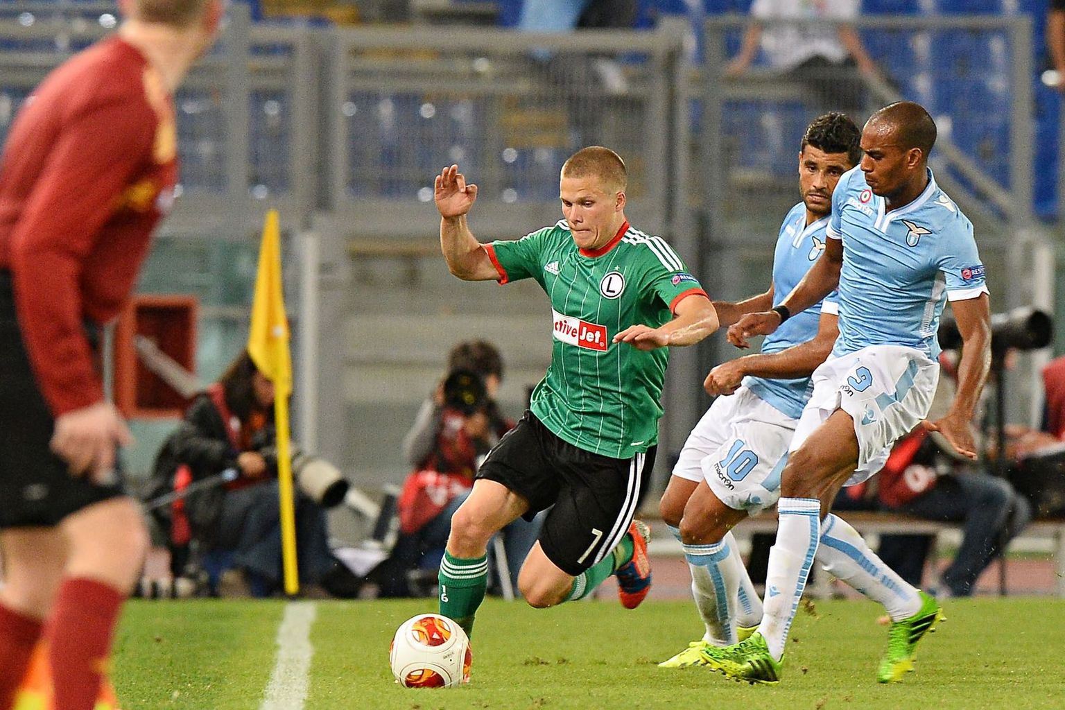Henrik Ojamaa (palliga) Euroopa liiga kohtumises Varssavi Legia ja Rooma Lazio vahel.