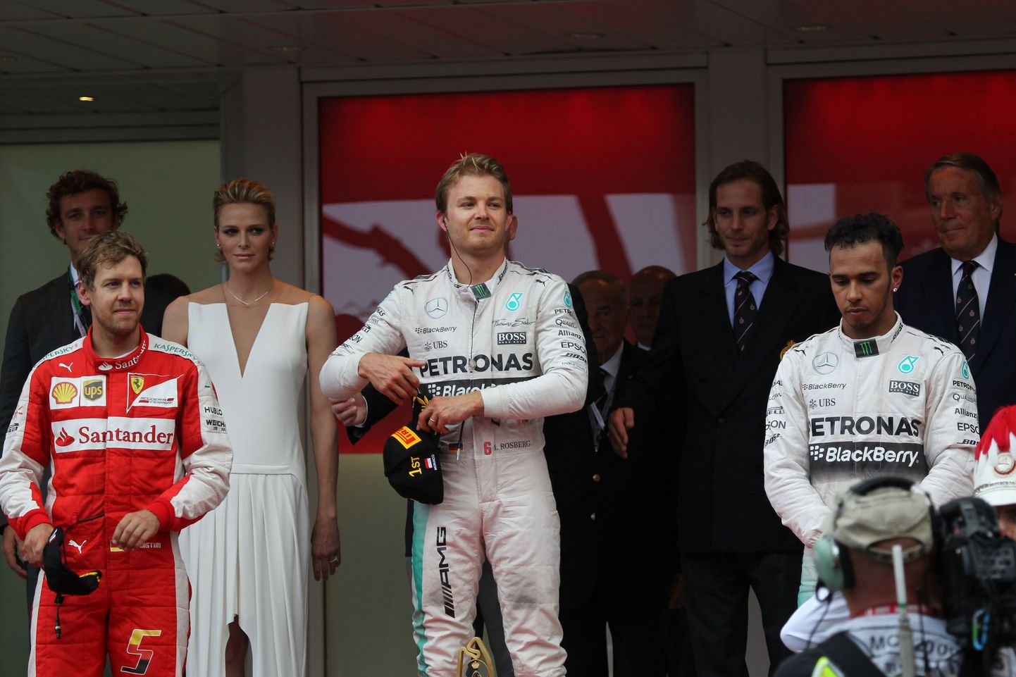 Monaco etapi esikolmik: võitja Nico Rosberg (keskel), teise koha saanud Sebastian Vettel (vasakul) ja pettunud Lewis Hamilton (paremal).
