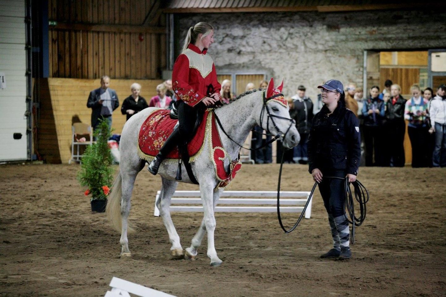 Türi vallas hobuseid kasvatava Maie Kuke araabia tõugu hobuse Virgina etteaste 2012 aasta näitusel Säreveres.