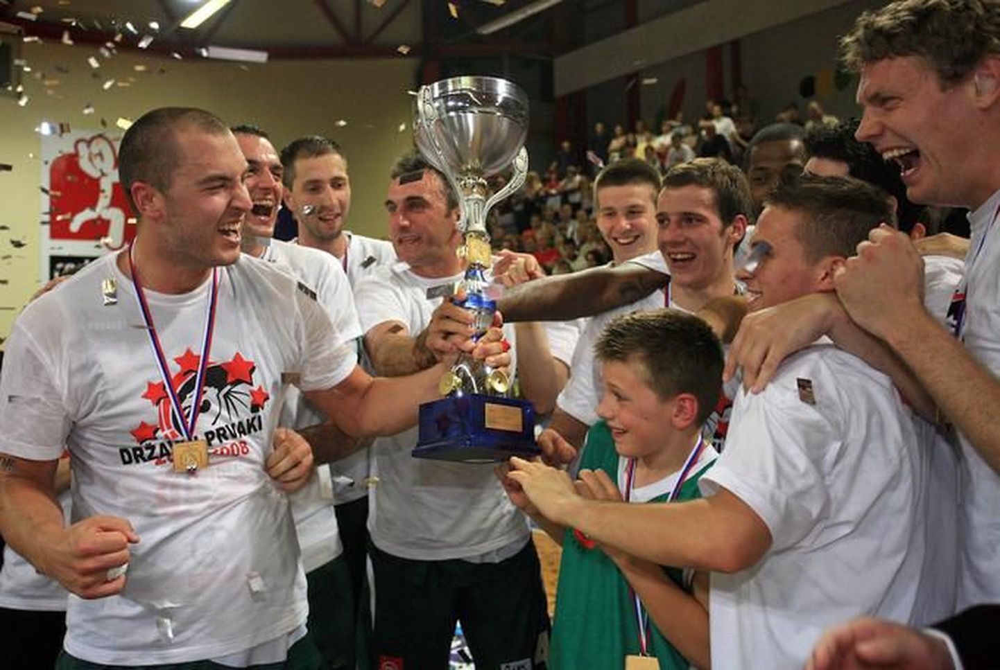 Rohelises särgis 9-aastase Luka Dončići taga seisab 21-aastane Goran Dragić.