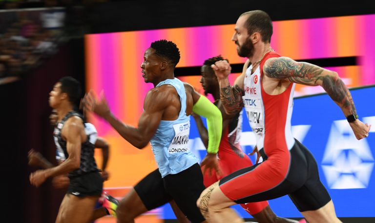 Meeste 200 meetri finaaljooks, esiplaanil Botswana jooksja Isaac Makwala ja Türgi jooksja Ramil Gulijev
