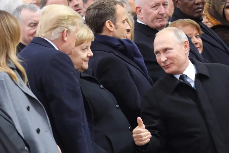 Путин беседует с канцлером Германии Ангелой Меркель и президентом США Дональдом Трампом на церемонии у Триумфальной арки в Париже 11 ноября 2018 года в рамках празднования 100-летия окончания Первой мировой войны.