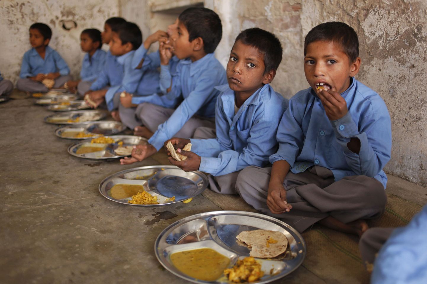 Koolilapsed Allahabadis Indias söövad riigi poolt antud tasuta lõunat.ÜRO raporti andmetel on Indias 61.7 miljonit alatoitumuse käes kannatavat last.