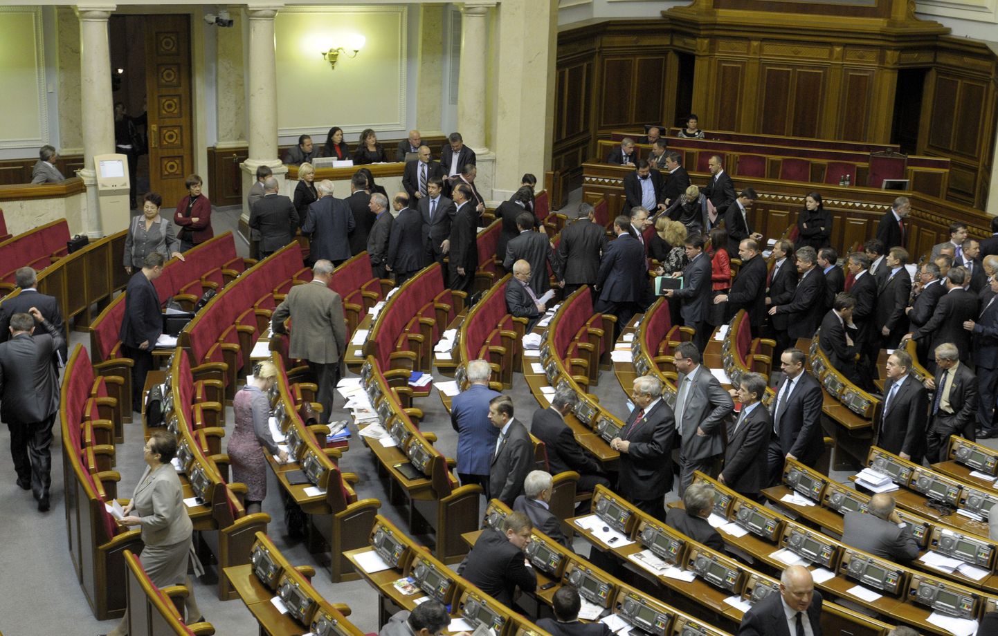 Ukraina opositsiooni parlamendisaadikud lahkusid pärast hääletust protestiks istungisaalist.