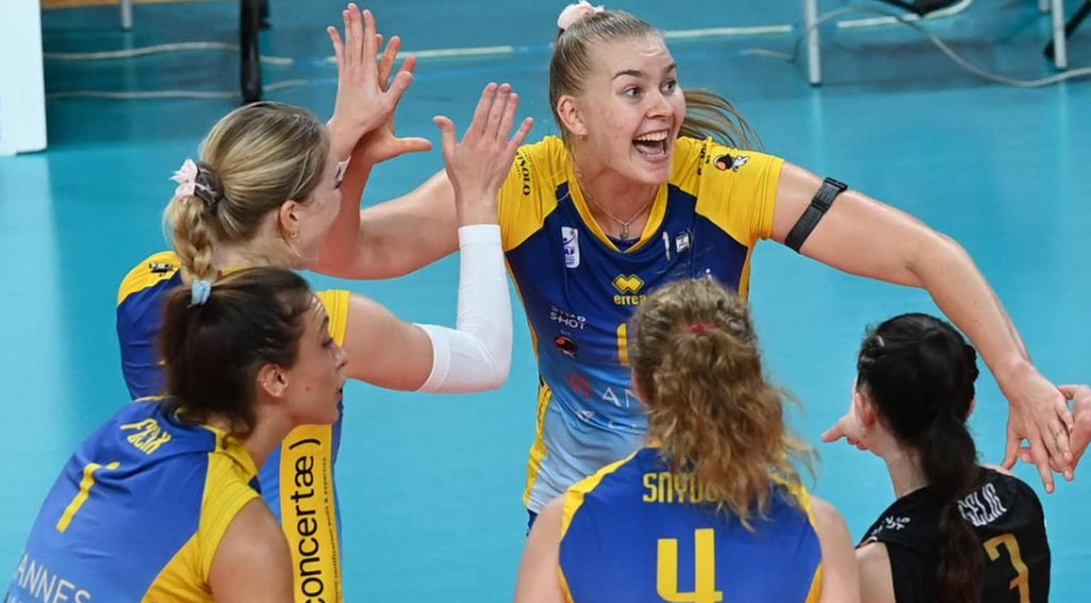 Kertu Laak RC Cannes´i naiskonna särgis.