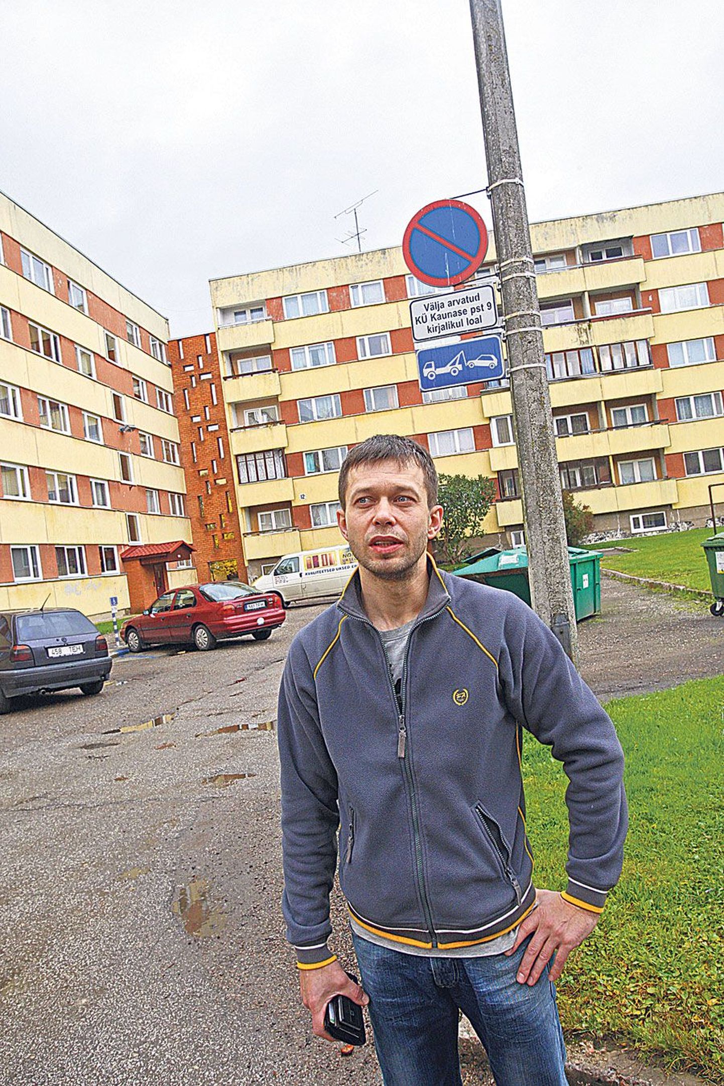 Kaunase 9 korteriühistu esimees Alar Kask on nõutu, kellelt otsida abi, kui naabermajade elanikud ei pea millekski liiklusmärke, mis lubavad tema maja ees parkida vaid ühistu kirjalikul loa.