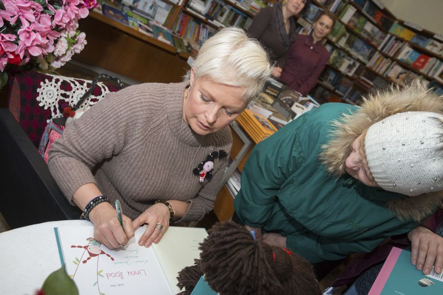 Abja raamatupood on Evelin Ilvesele tuttav ja armas koht. Eile jagas ta seal autogramme oma uude raamatusse «Linnu lood».