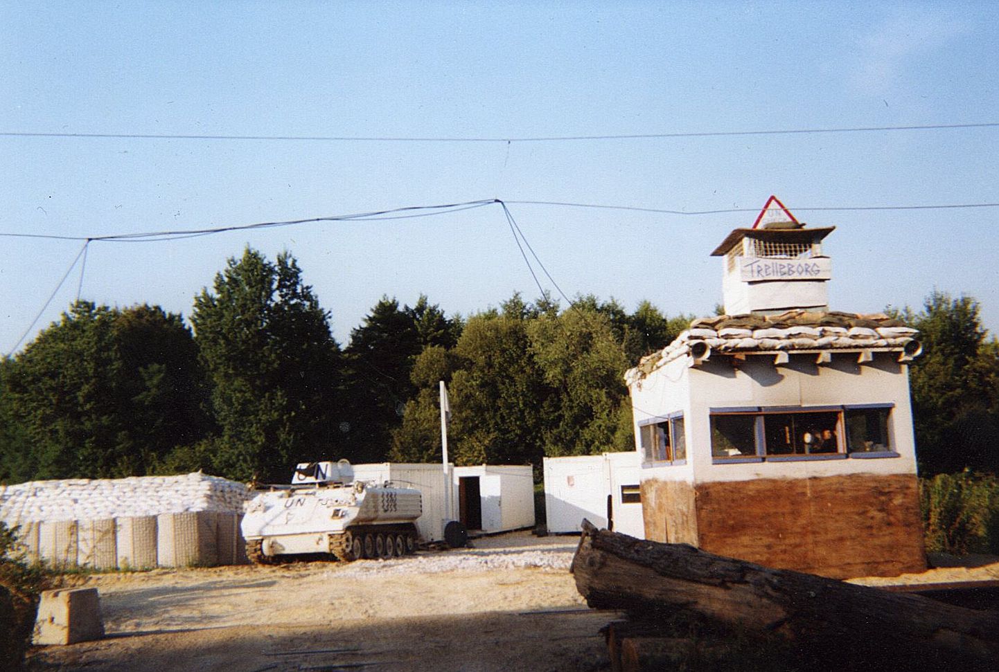 Fotomeenutus esimesest kaitseväe välisoperatsioonist 1995. aastal Horvaatias, kuhu saadeti jalaväerühm Estpla-1. «Kõik tundus kummituslikult tühi, majad varemeis ja teeääred olid palistatud miinisiltidega,» meenutab vanemveebel Truu.