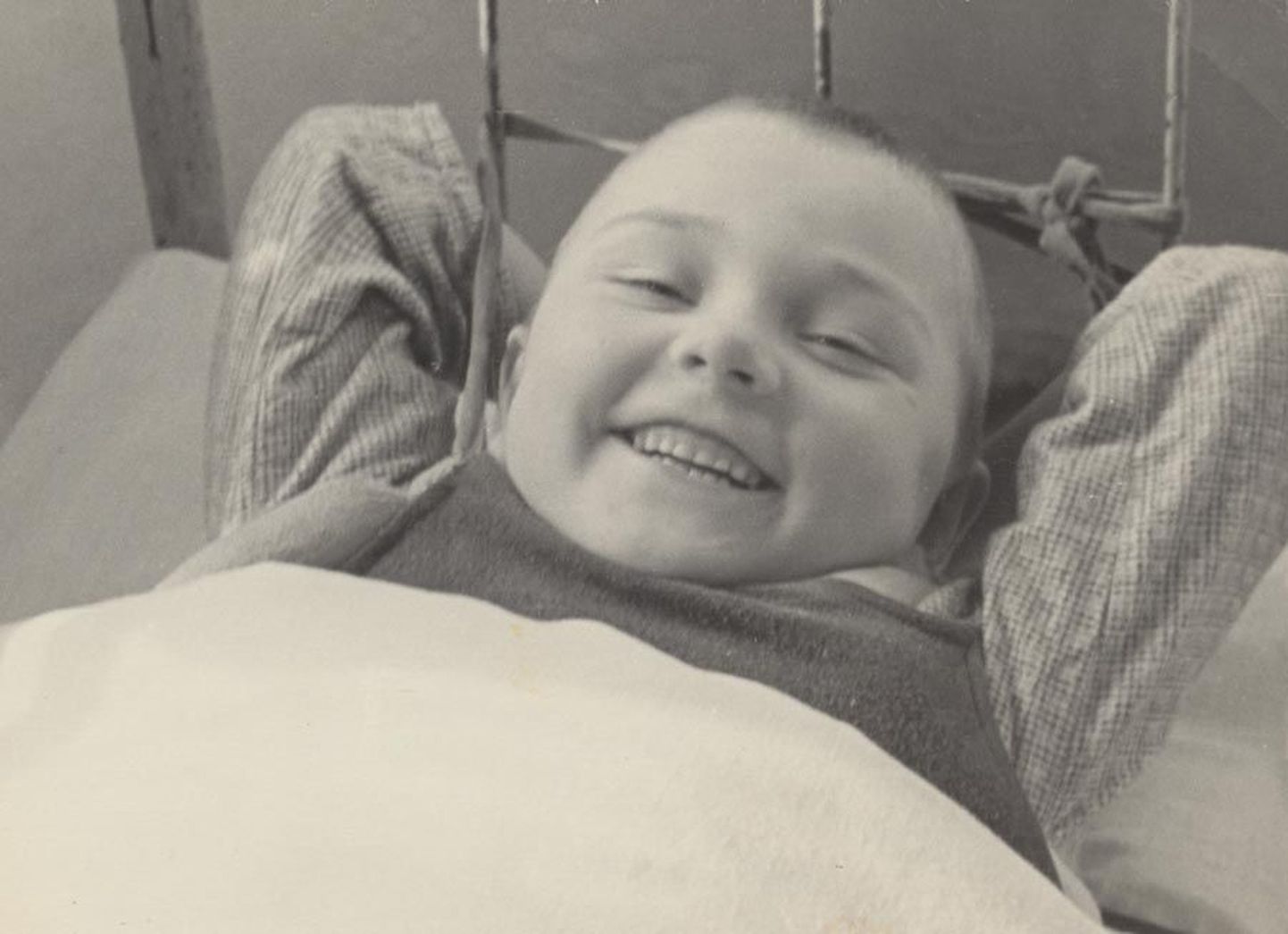 Tuberkuloosi tõttu pidi Milvi Roolaid veetma kuus aastat kinniseotuna haigevoodis. See pilt pärineb ajast, mil ta oli kuueaastane.