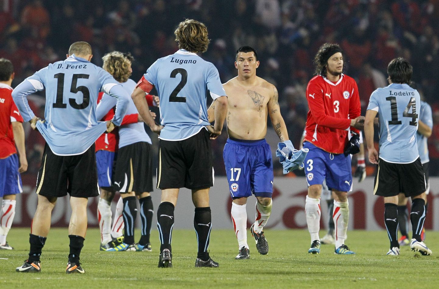 Tšiili ja Uruguay (helesinistes särkides) mängisid 1:1 viiki.