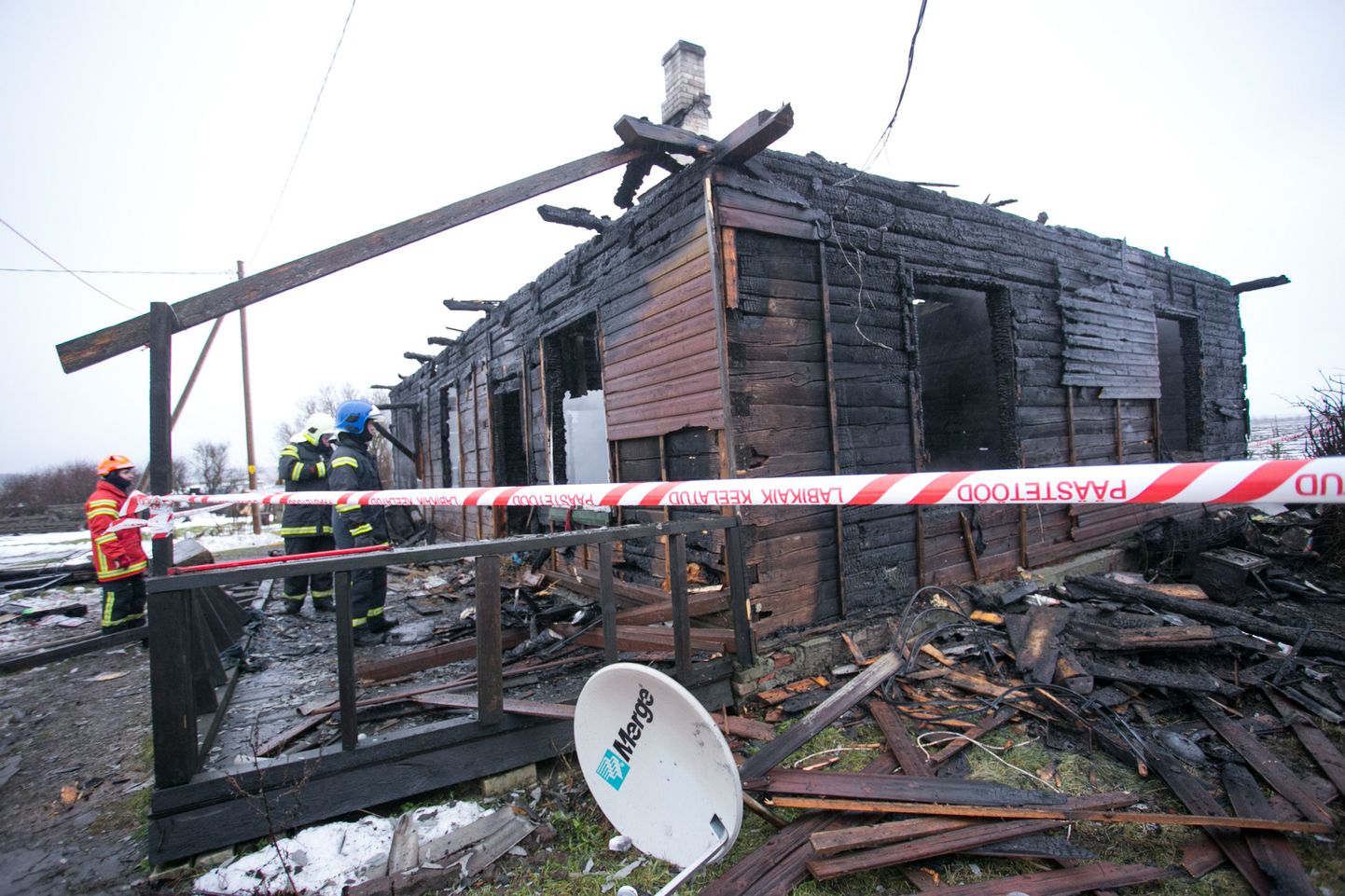 Последствия пожара в деревянном доме в деревне Роху.