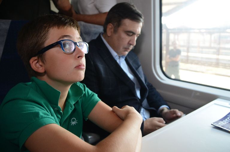 Саакашвили вместе с сыном в поезде. 
