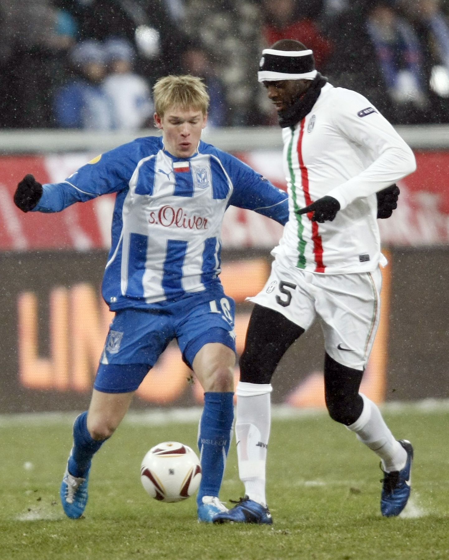 Poznani Lechi mängumees Artjoms Rudnevs (vasakul) heitlemas Juventuse palluri Mohamed Sissokoga.