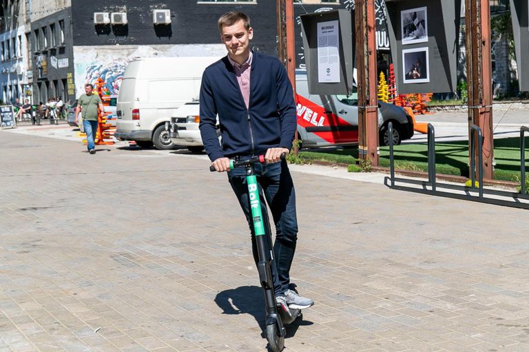 Bolti asutaja Markus Villig tutvustamas möödunud suvel Bolti tõukerattaid.