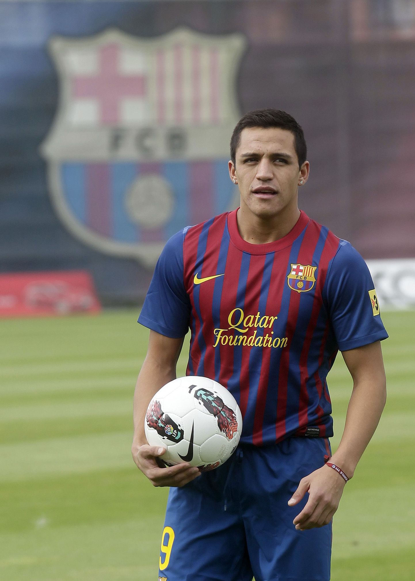 FC Barcelona jalgpallimeeskond esitles võistkonna uusimat liiget Alexis Sanchez't. Tšiili koondislane hakkab Barcelonas kandma särki numbriga 9.