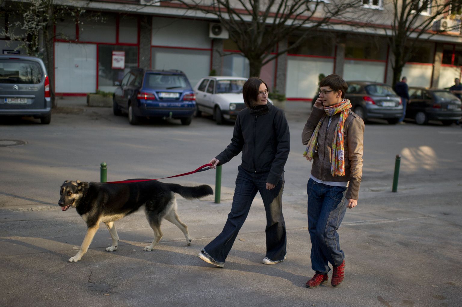 Pildil lesbipaar Jasna Magic ja Ana Janjevak (vasakul) teel tänasele hääletusele Sloveenia pealinnas Ljubljanas.