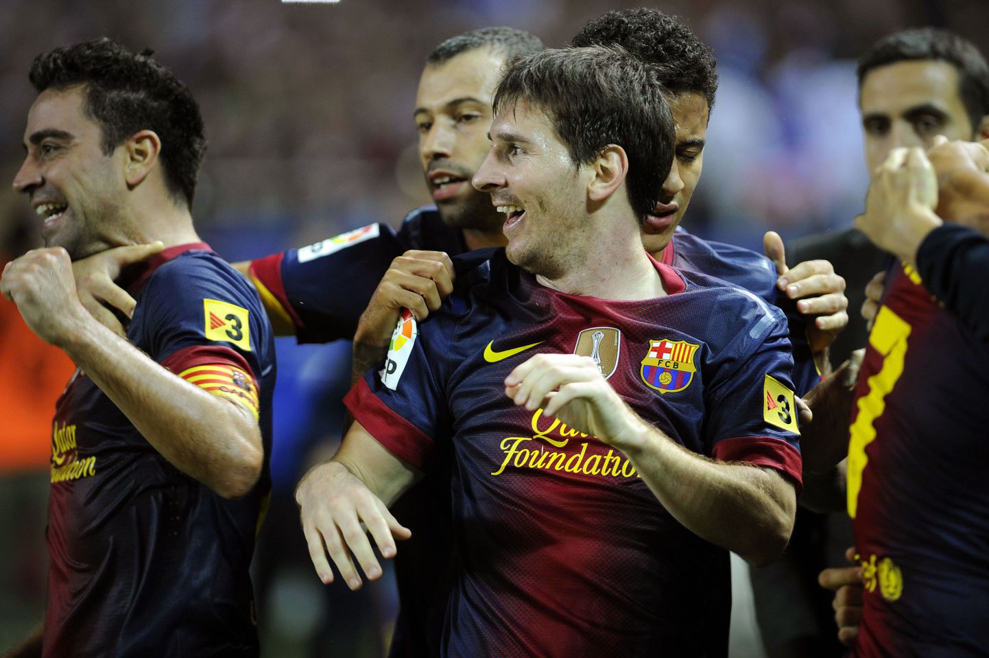Lionel Messi (keskel) koos kaaslastega väravat tähistamas.