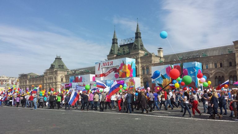 Солидарные трудящиеся прошли по Красной площади с советским задором и патриотическими песнями.