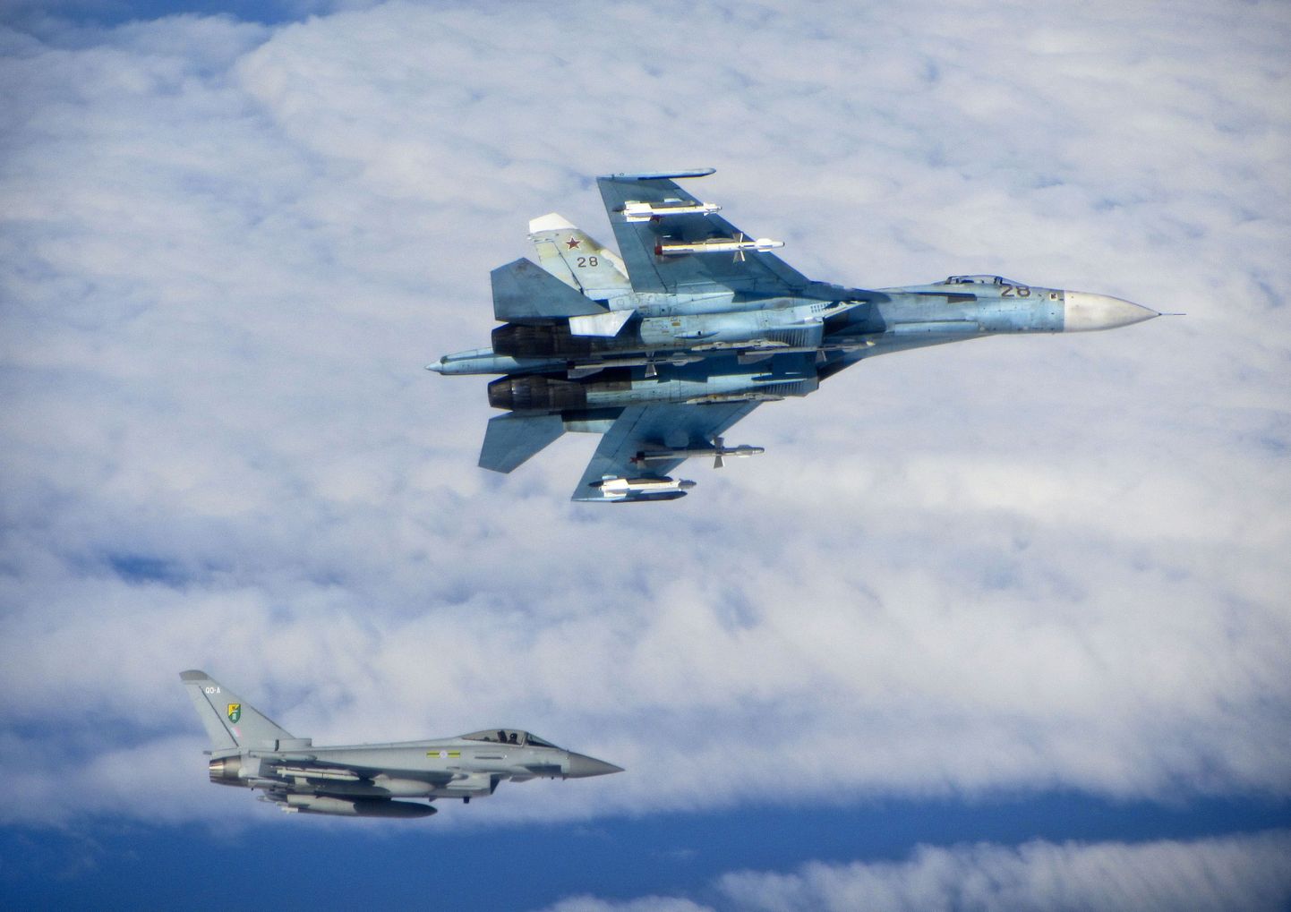 Vene Su-27 hävitaja (üleval) koos Briti hävitajaga Typhoon 17. juunil Balti õhuruumi lähedal