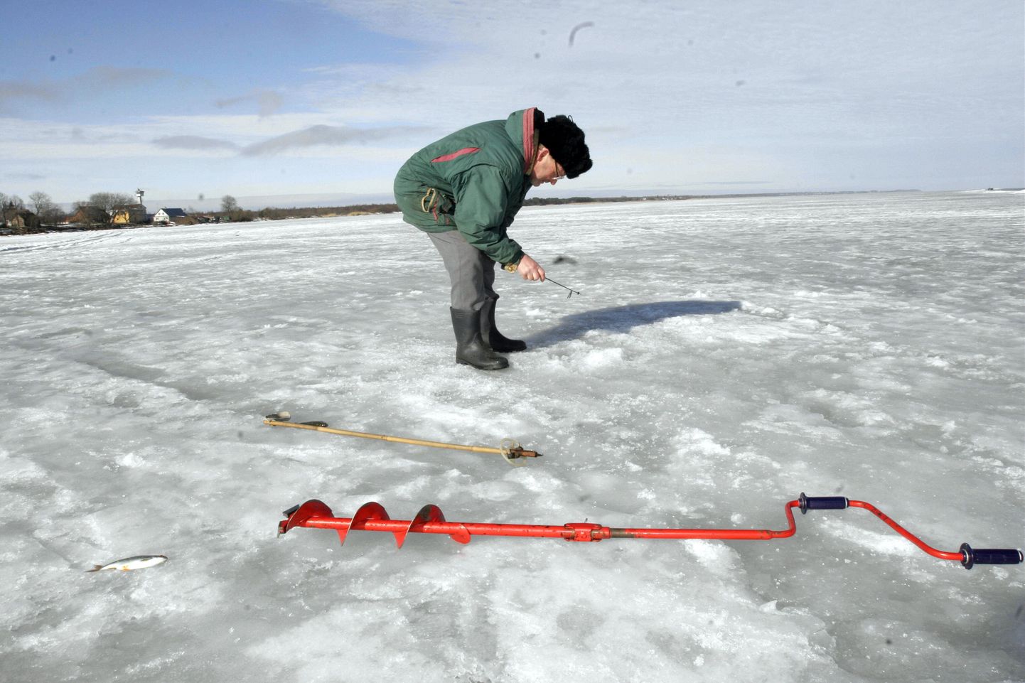 Зимняя рыбалка на тонком льду может быть опасным занятием.