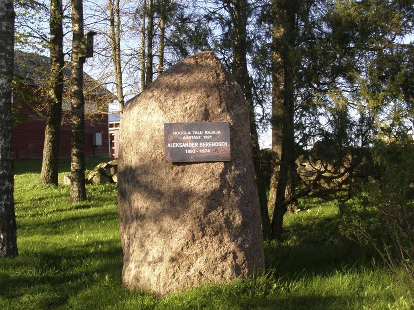 Mälestuskivi, mis annab teada, et talu rajas 1921. aastal Aleksander Bredensen.
