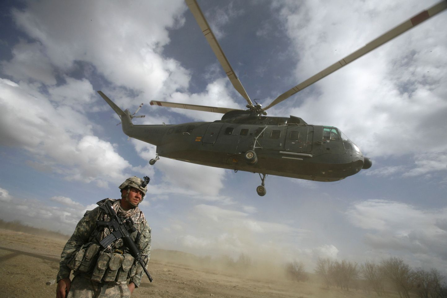 NATO kopter ja USA sõdur Lõuna-Afganistanis Zabuli provintsis.