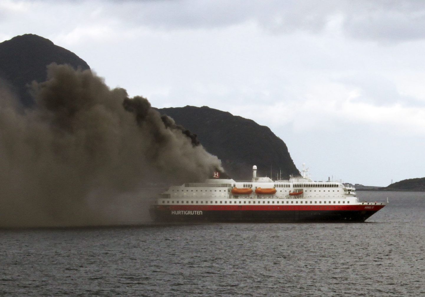 Masinaruumi põleng mattis kruiisilaeva suitsupilve.