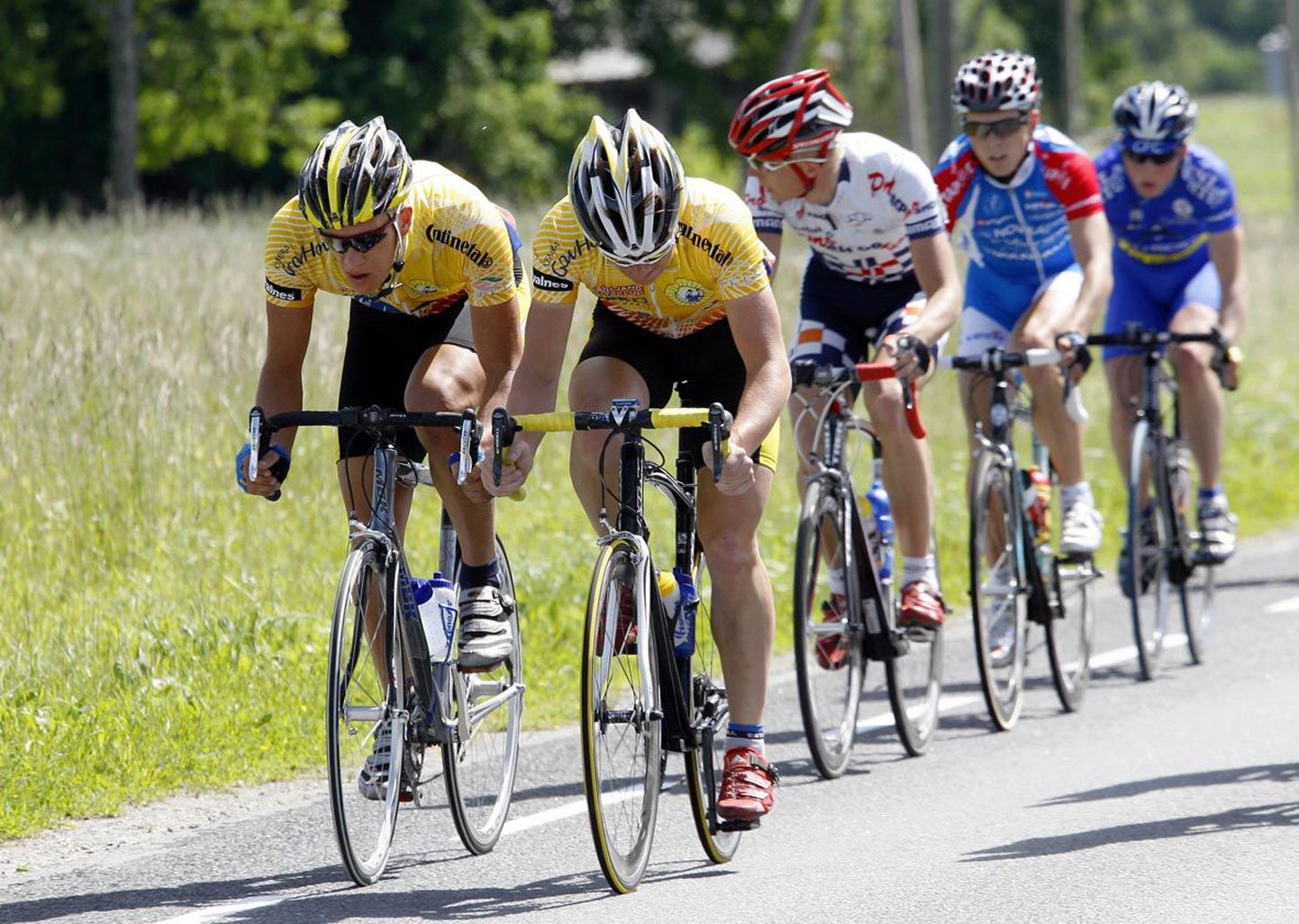 Praegu Prantsusmaal pedaalivad Viljandi noored ratturid tegid kodumaal seni viimase sõidu pärast jaanipäeva, kui Karksi-Nuias peeti Eesti meistrivõistlusi. Pildil on Mikk Vaaks (kollases särgis vasakul) ja Markus Paas (paremal).