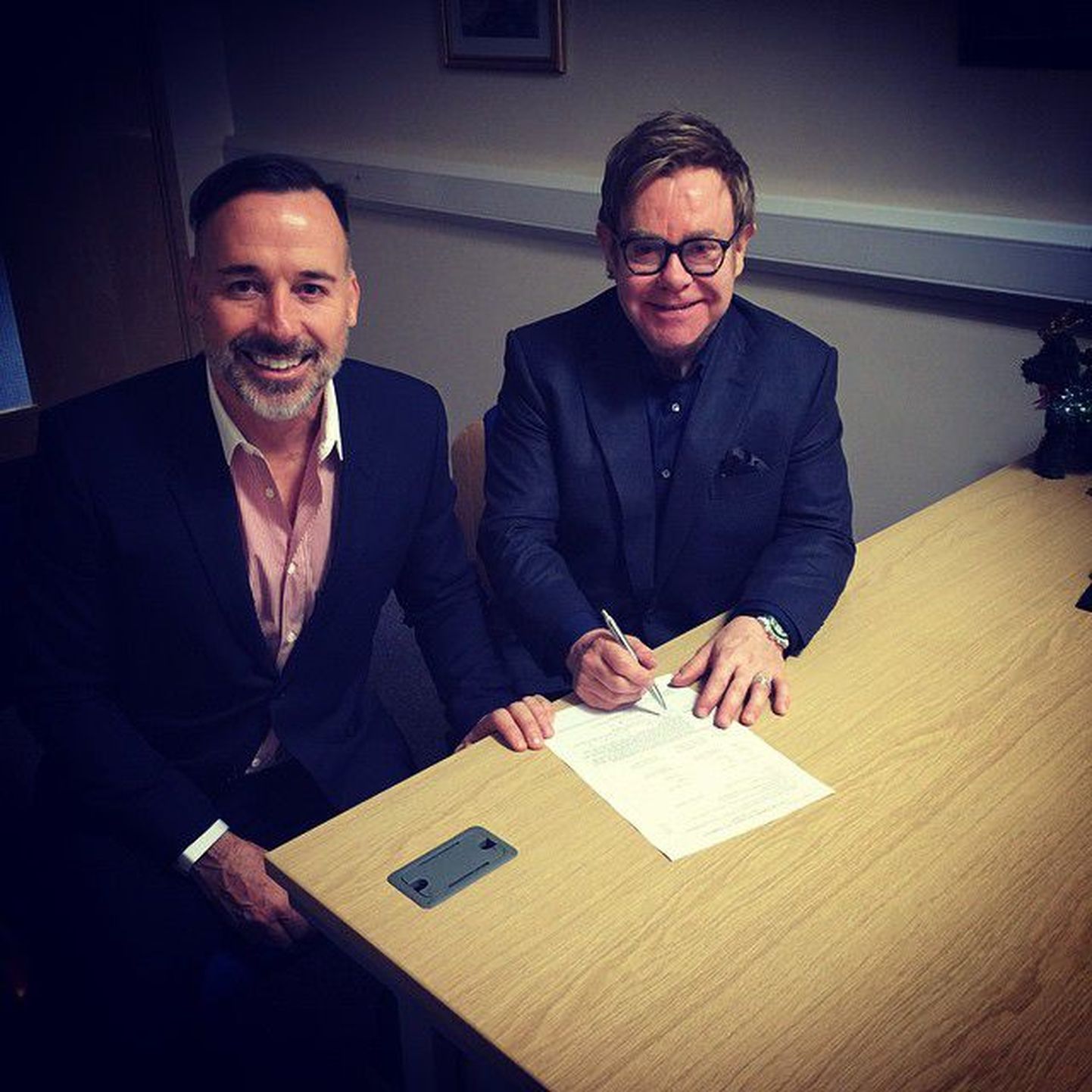Briti laulja Elton John täna koos oma pikaajalise partneri David Furnishiga abiellumisdokumenti allkirjastamas.