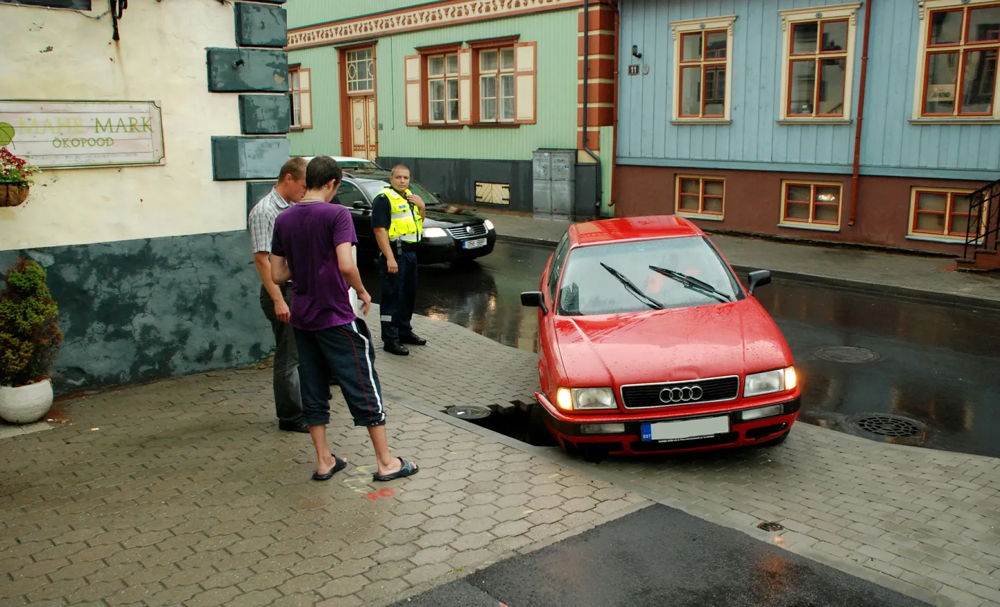 Pärnus Kuninga tänaval vajus sõiduauto ootamatult läbi tänavasillutise kuigi tänava remont lõppes umbes kuu aega tagasi.