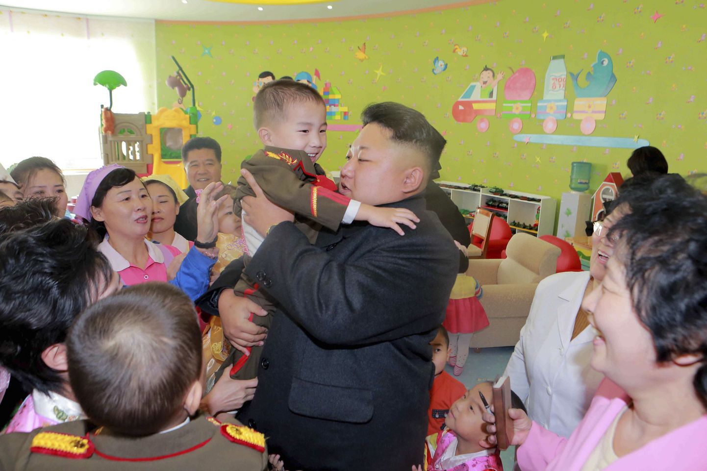 Põhja-Korea diktaator Kim Jong-un näitas end lastesõbrana, külastades 1. jaanuaril Pyongyangis ühte väikelastekodu.
